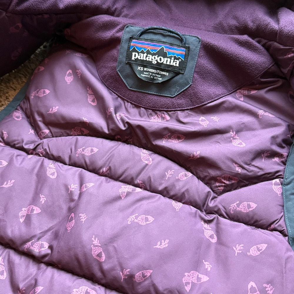 Patagonia Women’s Two-Tone (charcoal grey/dark purple) Hooded Vest, Sz. XS - Picture 8 of 12